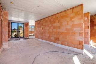 <p><strong>Stijlvol en duurzaam wonen op een unieke locatie in het mooie Weelde.</strong></p>
<p>Op een rustige en historische plek, in de schaduw van de Sint-Michielskerk en vlak bij het centrum, ontstaat een bijzonder nieuwbouwproject. Deze ontwikkeling combineert authentieke charme met hedendaags wooncomfort en biedt een reeks energiezuinige woningen (energielabel A).</p>
<p>Elke woning is ontworpen met oog voor ruimte en functionaliteit. Op het gelijkvloers vindt u een inkomhal met gastentoilet, een ruime en lichtrijke leefruimte met directe toegang tot de tuin, en een volledig uitgeruste keuken. Aansluitend bevindt zich een praktische wasplaats met doorgang naar de ondergrondse parkeergarage en private berging. In de tuin is bovendien een handige tuinberging aanwezig, bereikbaar via een achterliggende servitudeweg.</p>
<p>Op de eerste verdieping bevinden zich drie volwaardige slaapkamers en een moderne badkamer met toilet. De zolderverdieping biedt extra ruimte en kan, mits meerprijs, naar wens verder afgewerkt worden.</p>
<p>Dankzij de centrale ligging is het project uitstekend bereikbaar met de fiets, auto en het openbaar vervoer, met vlotte verbindingen richting Turnhout en Tilburg.</p>
<p><strong>Oplevering voorzien eind 2025 </strong><br /><br /></p>