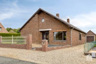 OMSCHRIJVING:<br />- GELIJKVLOERS: Inkomhal, woonkamer met verlaagd zitgedeelte (4,75 x 3,90 m) met kachelaansluiting, eetkamer (4,80 x 4,10 m), ruime, ingerichte keuken (5,14 x 4,51/3,00 m) met mooi uitzicht naar de tuin. De keuken is uitgerust met elektrisch fornuis, dampkap, oven, koelkast en spoelbak. Sas met buitendeur, berging/wasplaats (5,20 x 3,50 m) met voorzieningen voor wasmachine en droogkast en voldoende bergruimte. Nachthal, slaapkamer 1 (3,96 x 3,74 m), slaapkamer 2 (4,00 x 2,90 m), badkamer 1 (2,24 x 2,13 m) met ligbad en wastafelmeubel, slaapkamer 3 (3,40 x 2,70 m), badkamer 2 (2,96 x 2,00 m) met douche, apart toilet.<br />- KELDER: Via de nachthal te bereiken met vaste trap, kelderruimte 1 (5,80 x 3,50 m), kelderruimte 2 (5,20 x 3,25 m) en technische ruimte met cv-ketel en stookolietank (5,20 x 3,00 m).<br />- ZOLDER: Bergzolder, bereikbaar via luik vanuit achtersas.<br />- GARAGE: Vrijstaande, gemetselde garage (6,00 x 3,30 m) met wentelpoort.<br />- TUIN: Volledig omheinde, onderhoudsvriendelijke tuin die veel privacy biedt. Knus terras tegen de achtergevel. Zowel de achtertuin als de zijtuin zijn ideaal om te vertoeven.<br /><br />BIJKOMENDE INFORMATIE:<br />- Ramen: Houten ramen met dubbele beglazing voorzien van opzetrolluiken.<br />- Verwarming: CV-ketel op stookolie.<br />- Vloeren: Vloertegels, woonkamer en keuken voorzien van steentapijt, slaapkamers voorzien van vloerbekleding.<br /> - Elektriciteit: Conform elektrische keuring.<br /><br />TROEVEN:<br />- Praktisch ingedeelde, gelijkvloerse woning.<br />- Al inwonend te renoveren.<br />- Verzorgde, volledig omheinde tuin met veel privacy.<br />- Rustig gelegen in het landelijke Waterloos.<br /><br />LIGGING:<br />Zéér rustige ligging in het landelijke Waterloos nabij fiets- en wandelpaden, op enkele autominuten van Maaseik, Kinrooi, Bree en de Nederlandse grens.