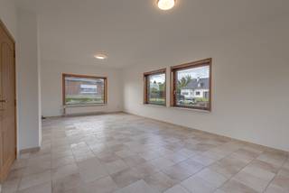 This move-in-ready home in Itterbeek is situated on an exceptional plot of nearly 50 ares and enjoys stunning open views over the...