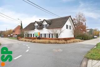 Stijlvolle villa met alle comfort op perceel van 11A 70CA.Indeling gelijkvloers: inkomhall met gastentoilet en vestiaire, eetplaats, zithoek met open...