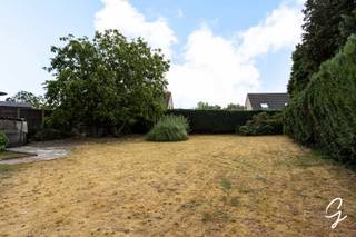 Te koop te Berlare!<br />Bent u op zoek naar een woning met ruimte, een mooie tuin en heel wat mogelijkheden? Deze te renoveren open bebouwing is gelegen op een ruim perceel van bijna 11 are en biedt dankzij de aangename ligging en de ruime indeling een uitstekende basis om er uw eigen thuis van te maken.<br />Via de inkomhal betreedt u de woning. Van hieruit komt u in de aangename leefruimte, die dankzij het zicht op de tuin een mooie verbinding maakt tussen de woning en de buitenomgeving. De woning beschikt daarnaast over een keuken en een badkamer.<br />Op de eerste verdieping bevinden zich drie ruime en aangename slaapkamers. De kamers bieden voldoende ruimte voor een gezin, waarbij de indeling verschillende mogelijkheden biedt afhankelijk van uw eigen wensen en behoeften.<br />De woning beschikt bovendien over een droge kelder waar u perfect kan in rechtstaan, die extra praktische bergruimte biedt. Ook de zolderruimte kan gebruikt worden voor stockage en biedt bijkomende mogelijkheden.<br />Buiten geniet de woning van een bijzonder ruim perceel van bijna 11 are. De tuin is perfect zuidgericht, waardoor u hier gedurende een groot deel van de dag optimaal van de zon kunt genieten. De open bebouwing en de ruime perceeloppervlakte zorgen bovendien voor een aangenaam gevoel van ruimte en privacy. Op het terrein zijn eveneens twee garages aanwezig, wat zorgt voor extra parkeermogelijkheden en bergruimte.<br />De woning is gelegen in Berlare, op korte afstand van de nodige voorzieningen. Winkels, scholen, openbaar vervoer en andere dagelijkse faciliteiten bevinden zich in de nabije omgeving, waardoor u kunt genieten van een rustige woonomgeving zonder de bereikbaarheid uit het oog te verliezen.<br />Deze woning vormt een interessante opportuniteit voor wie op zoek is naar een ruime open bebouwing op een groot en zonnig perceel en bereid is om de woning naar eigen smaak en wensen te renoveren. Dankzij de drie ruime slaapkamers, de verschillende bergruimtes, twee garages en de grote zuidgerichte tuin beschikt de woning over een solide basis met heel wat mogelijkheden.<br />Contacteer collega Bernhard 0476 022 089 of bernhard@cornelis-goeman.be
