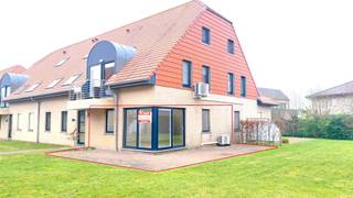<br />Ontdek dit gezellig & instapklaar gelijkvloers appartement op wandelafstand van het strand van Bredene.<br />Rustig gelegen achteraan het perceel, waardoor u in alle rust en comfort kunt genieten.<br /><br />Bovendien beschikt het over een zonnig terras rondom het appartement waar u volop geniet van de zon. <br /><br />Het appartement is perfect onderhouden en volledig instapklaar.<br /><br />Bewoonbare oppervlakte: 51m².<br /><br />Indeling:<br />Inkomhal, gezellig en zeer lichtrijke woonkamer met toegang naar het terras.<br />Een comfortabele volledig ingerichte keuken in landelijke stijl met alle toestellen.<br />1 grote slaapkamer en tijdloze badkamer met douche, lavabo en toilet + plaats voor wasmachine.<br /><br />Overal pvc ramen en 2 schuiframen aan de woonkamer en verwarming met nieuwe warmtepomp. <br />Epc 196 kWh = Label B <br />Blanco keuring van de elektrische installatie.<br />Geen asbest aanwezig. <br /><br />Daarnaast beschikt u over een gemeenschappelijke tuin en fietsenberging.<br />Parkeren kan vlot in de straat.<br /><br />Het appartement is geschikt voor vaste bewoning of als vakantie appartement.<br /> <br />Mis deze mooi opportuniteit niet en bel snel voor een bezoek afspraak.