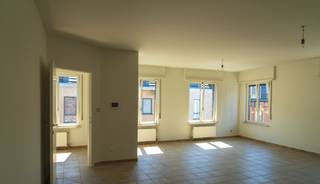 Centraal wonen, verrassend veel ruimte én lage gemeenschappelijke kosten? Hier krijg je ze alle drie.<br />Midden in het centrum van Turnhout, bevindt zich dit bijzonder lichtrijke appartement met drie slaapkamers in een kleinschalig gebouw.<br />Gelegen op de tweede verdieping: geen lift, wél dagelijkse cardio inbegrepen. Eenmaal boven word je beloond met ruimte en een appartement dat verrassend veel troeven in huis heeft.<br />De ruime leefruimte geniet dankzij de vele raampartijen van een bijzonder aangename lichtinval en biedt volop plaats voor een gezellige zit- en eethoek. De ingerichte keuken sluit hier mooi op aan en is praktisch opgevat met voldoende kastruimte. Met maar liefst drie slaapkamers is het appartement ideaal voor wie graag wat extra ruimte heeft: voor een gezin, een thuiskantoor, hobbykamer of gewoon die lang gekoesterde dressing. De badkamer werd recent volledig vernieuwd en kreeg een hedendaagse, stijlvolle uitstraling met ruime inloopdouche, modern badkamermeubel en verlichte spiegel. Een mooie upgrade die meteen voor extra comfort zorgt.<br />Ook praktisch zit het goed: alle ramen zijn voorzien van rolluiken. Dankzij het kleinschalige karakter van het gebouw blijven bovendien de gemeenschappelijke lasten bijzonder beperkt. De maandelijkse bijdrage bedraagt slechts ca. € 50, waarvan maar liefst € 33 wordt gereserveerd op de spaarrekening van de mede-eigendom.<br />De ligging maakt het plaatje compleet. Je woont werkelijk in het hart van Turnhout, met winkels, horeca, openbaar vervoer en verschillende scholen vlakbij. Heel wat dagelijkse verplaatsingen kunnen hier gewoon te voet of met de fiets. Geen appartement dat zich groter voordoet dan het is. Wel eentje dat je verrast door zijn licht, ruimte én bijzonder praktische ligging.<br />Kom gerust zelf de trappen én de troeven ontdekken tijdens het Kijkmoment van 24/09 vanaf 16u. Enkel op afspraak: inschrijven via winny.cuypers@consensus.be<br />EPC: 208 kWh/m²- UC2753521 - Gem. kosten: € 17,-/maand