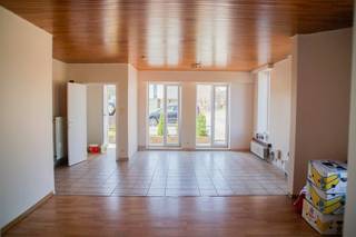 BEZOEK AANVRAGEN ENKEL MOGELIJK VIA VOLGENDE LINK: https://verlinden.mijnhuurprofiel.be/property/b115383d-c83e-4cd3-926b-5b0160163590<br /><br />Deze woning is gunstig gelegen te OLV-Olen, op wandel - / fietsafstand van winkels, openbaar vervoer, scholen, station, ..., en met een vlotte verbinding naar de omliggende gemeentes Geel, Westerlo, Herentals en Kasterlee, alsook de E313 en de E34<br /><br />Via de inkomhal kom je terecht in de ruime leefruimte, deze is opgedeeld in een zit- en eethoek. achteraan bevind zich de keuken. Deze is voorzien van een kookplaat, afzuigkap, spoeltafel en voldoende opbergruimte. In de berging is de aansluiting voor wasmachine en droogkast voorzien. Samen met de achterliggende kamer, is hier zeker voldoende bergruimte. <br /><br />De badkamer is voorzien van een bad met douchemogelijkheid, toilet en wastafel.<br /><br />Op de verdieping vind je de drie slaapkamers terug en een apart toilet.<br /><br />Voor de woning heb je een eigen tuintje en 2 autostaanplaatsen. Achteraan is een fietsenberging aanwezig.<br /><br />Huurprijs: €950/maand | beschikbaarheid: 01/04/2026 | EPC: 217 kWh/m² (label C)