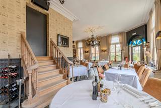 <p><strong>Te koop: uniek eigendom aan het water – Vaartdijk 14, Viersel</strong></p>
<p>Op een toplocatie langs het Albertkanaal in Viersel vindt u restaurant Het Renteniershuis.</p>
<p>Dit stijlvolle horecapand ademt charme en authenticiteit en is volledig instapklaar. Het gebouw omvat een sfeervol restaurant met bar en een professioneel uitgeruste industriële keuken.</p>
<p>Op het ruime perceel van bijna 3.000 m² bevinden zich bovendien een overdekte winterbar en een authentieke jagershut. De locatie biedt een directe verbinding met de populaire beachbar aan het water (in pacht).</p>
<p>Daarnaast beschikt het pand over een prachtig penthouse appartement met authentieke elementen, dat instapklaar en momenteel verhuurd is. <br /><br />Opsplitsing in woonentiteiten perfect mogelijk en optie om naastliggende eigendom bij aan te kopen.</p>
<p><strong><u>Troeven van dit pand:</u></strong></p>
<p>- Uitstekende zichtbaarheid en bereikbaarheid aan het Albertkanaal</p>
<p>- Uitgebreide faciliteiten, perfect voor horeca-ondernemers</p>
<p>- Ruime parkeergelegenheid voor gasten</p>
<p>- Overname van het handelsfonds mogelijk, ideaal voor een snelle opstart</p>
<p>- Duurzame technieken, waaronder zonnepanelen</p>
<p>- Inclusief instapklaar penthouse appartement</p>
<p>Dit is een unieke kans om te wonen en werken op een toplocatie. <br /><br />Interesse? Neem contact op met FLOR Vastgoed voor meer informatie of een bezichtiging.</p>