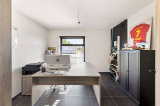 Op een rustige en landelijke ligging in Ichtegem, huisvest deze recente gerenoveerde villa en loods met volgende indeling:GELIJKVLOERS:Ruime inkomhal...