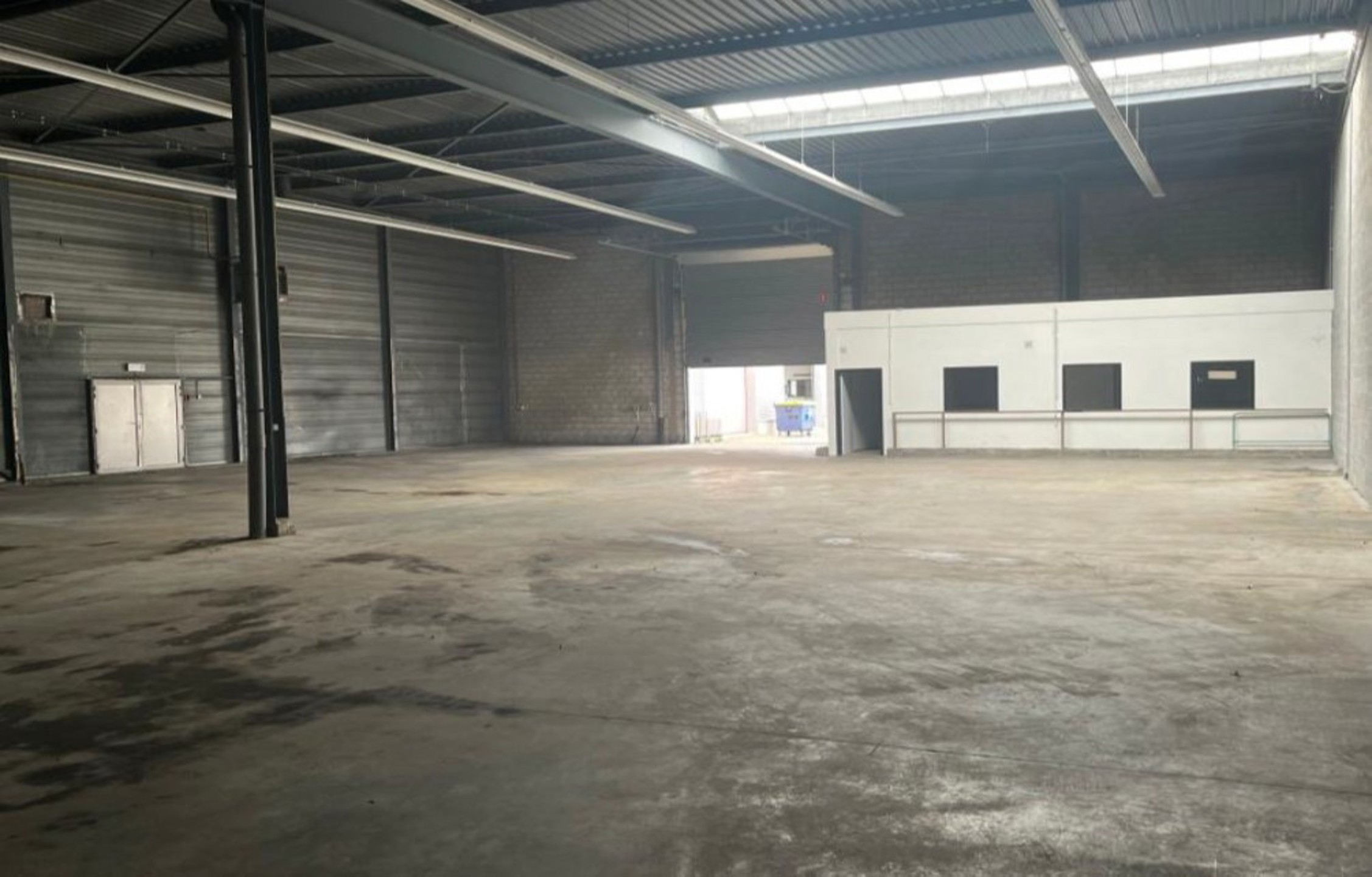 Magazijn 602m² met kantoor te huur langs de Noorderlaan - foto 2