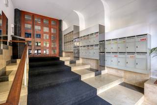 Dit gelijkvloers appartement bevindt zich in de goed onderhouden residentie Tessenhof, ligt op wandelafstand van het historische centrum van Leuven, het Bruulpark, winkels, horeca, enz. en is gemakkelijk bereikbaar met de wagen en het openbaar vervoer (mobiliteitsscore 9,5/10‼).<br /><br />De indeling is als volgt:<br />We komen binnen in de inkomhal voorzien van een vestiairekast. Verder is er een gastentoilet met lavabo. Via de inkomhal kom je in de eerste slaapkamer en 2de ruime slaapkamer die momenteel gebruikt wordt als bureauruimte. Verder vinden we de lichtrijke leefruimte met aansluitend de volledig geïnstalleerde keuken en eetkamer die toegang geeft tot het ruime terras van maar liefst 50m². Aan de achterzijde ligt de 3de ruime slaapkamer (met toegang tot terras) en ruime badkamer met bad, douche, toilet en dubbel lavabomeubel. Naast de badkamer ligt een praktische berging met aansluiting voor wasmachine en droogkast.<br />Het appartement is voorzien van een recent domoticasysteem. <br />Achteraan het gebouw zijn er 2 autostaanplaatsen en er zijn 2 ruime kelderbergingen op -1 verdieping. Beide kelderbergingen en 1 staanplaats zitten in de prijs inbegrepen. Een 2de staanplaats kan bij aangekocht worden.<br /><br />Het appartement is asbestveilig.