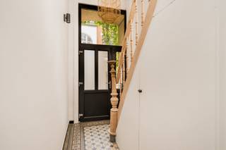 Achter deze prachtige gevel, gelegen in misschien wel de mooiste straat van Berchem, schuilt een gerenoveerde woning (2023) waar authentieke elementen en comfort perfect samenkomen. Bij het binnenkomen word je verwelkomd in een karaktervolle inkomhal met authentieke details zoals een originele tegelvloer en de indrukwekkende trap als blikvanger. Op het gelijkvloers bevindt zich bovendien een gastentoilet, een absolute meerwaarde. Vanuit de hal is er toegang tot een uitzonderlijk ruime, droge kelder die tal van mogelijkheden biedt. De grote leefkeuken bevindt zich eveneens op het gelijkvloers. Via de keuken bereik je het sfeervolle koertje, een heerlijke plek tijdens de zomermaanden. <br /><br />De eerste verdieping wordt volledig ingenomen door de ruime woonkamer. Dankzij het grote oppervlak is er niet alleen plaats voor een comfortabele zithoek maar ook voor een extra eetruimte. De recent geplaatste gashaard zorgt tijdens de herfst en wintermaanden voor extra sfeer en warmte. Authentieke elementen zoals de sierlijke plafondlijsten, de originele houten vloer, de hoge plafonds en grote raampartijen geven deze verdieping een unieke uitstraling. <br /><br />Op de tweede verdieping bevinden zich twee ruime slaapkamers. De grootste kamer is momenteel ingericht als kinderkamer, maar leent zich perfect als master bedroom. De tweede slaapkamer geniet dankzij een groot dakraam aan een overvloed van licht. Vanuit deze kamer leidt een trap naar het zonnige (niet-vergund) dakterras, waar je van de lente t/m de herfst in alle rust van de zon en het uitzicht kunt genieten. <br /><br />Ook de badkamer werd volledig gerenoveerd en is mooi afgewerkt. Dankzij een lichtkoepel baadt ook deze ruimte in het natuurlijk daglicht. <br /><br />Kortom, ben je op zoek naar een instapklare, karaktervolle woning met een gunstige EPC C in Zurenborg, dan nodigen we je graag uit op 31 juli, 1 of 2 augustus voor een bezoek. Voor meer informatie of om een bezichtiging te plannen neem gerust contact op via waterloostraat46@hotmail.com