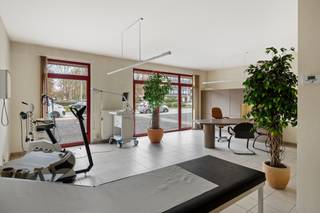 Deze ruime en goed onderhouden praktijkruimte / appartement biedt tal van mogelijkheden en bestaat uit een inkomhal, een aparte hall,...