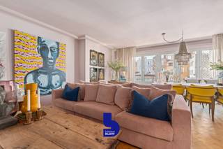 Dit charmante appartement, gelegen in een elegante residentie in het hart van Oostende, straalt vandaag de dag de klasse en grandeur uit van...