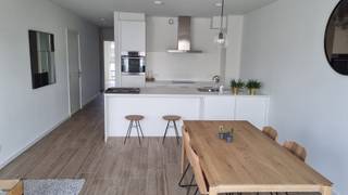 <p>Gemeubeld 2 kamer appartement inclusief garage</p><p>Ontdek dit instapklare gemeubelde appartement met twee slaapkamers, gelegen in een modern gebouw opgeleverd in 2019. Met een bewoonbare oppervlakte van 83m² biedt dit appartement een ruime en lichte leefruimte, aangevuld met een zonnig terras van 10m². De woning is gemeubeld en beschikt over een uitstekende EPC-score A++ (810Wp zonnepanelen), wat garant staat voor een laag energieverbruik. Vanop het terras heb je zicht op een rustige binnenplaats.</p><p>In de lichtrijke open leefruimte bevindt zich een eettafel met vier stoelen en een 2-zits zetel met salontafel. De keuken is modern uitgerust en er zijn ook 2 krukjes voorzien. In de masterbedroom zij een dubbelbed met bijhorende nachtkastjes en een grote dressing kast voorzien. In de gang bevindt zich bovendien ook nog een grote opbergkast.</p><p>De aanwezigheid van een lift, een aparte berging en een ondergrondse open staanplaats maken het woongenot compleet.</p><p>Maandelijkse kosten geraamd op € 150</p>