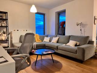 <span>Dit leuk en gezellig <strong>1</strong></span><strong> slaapkamer appartement</strong><span> met een oppervlakte van net geen <strong>78</strong></span><strong> m²</strong><span> biedt alle comfort. Met een ligging </span><strong>nabij Gent Zuid</strong><span>, in de nabijheid van fietsroutes die een makkelijke verbinding bieden naar de binnenstad en een makkelijke toegang naar de autosnelweg of de R40 is de perfecte uitvalsbasis voor wie in Gent wil wonen.</span><br /><br /><span>De</span><strong><span> </span>leefruimte</strong><span> met </span><strong>open geïnstalleerde keuken</strong><span> biedt via het grote schuifraam toegang tot het leuke </span><strong>terras</strong><span>. De keuken is voorzien van een vitrokeramische kookplaat, een dampkap, een hete luchtoven, een inbouwkoelkast en een vaatwasmachine. </span><span>Achter de keuken ligt de berging, </span><span>waar</span><span> plaats </span><span>is</span><span> voor een wasmachine en droogkast.</span><br /><br /><span>De </span><strong>badkamer</strong><span> is ingericht met een hangmeubel met dubbele wastafel met daarboven een spiegelkast, een bad met daarin een douche met thermostatische mengkraan.</span><br /><br /><span>De</span><strong><span> </span>lichtrijke grote slaapkamer</strong><span> biedt voldoende ruimte voor een dubbel bed en een kleerkast. </span><br /><br /><br /><strong>Domicilie verplicht</strong><br /><span></span><span></span><strong>Huurprijs : 890 Euro per maand</strong><br /><span>Huurwaarborg : 3 maanden huur</span><br /><strong>Gemeenschappelijke lasten : 75 Euro forfait per maand</strong><br /><span>Er zijn individuele tellers voor water, gas en electriciteit.</span><br /><span>Mobiscore : 9,5/10</span><br /><span></span><strong>Beschikbaar vanaf 01/12/2026</strong><br /><strong><span>Bezoeken enkel na afspraak.</span><br /><br /><span>Een bezoek plannen? Dit kan enkel via onze website www.stellarimmo.be/te-huur. Ga naar het pand en klik op de Een bezoek aanvragen knop onder de foto van de makelaar. </span><br /><br />Verdere info via martine@stellarimmo.be</strong>