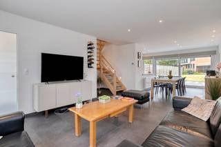 Deze ruime gezinswoning combineert een centrale ligging met een praktische indeling, veel lichtinval en een zonnige buitenruimte. Dankzij de gunstige oriëntatie geniet je 's morgens van de zon aan de voorzijde van de woning, terwijl terras en tuin vanaf de namiddag tot 's avonds baden in het zonlicht.De woning bevindt zich op een toplocatie met een uitstekende mobiscore. Winkels, scholen, openbaar vervoer, speeltuinen, invalswegen en het centrum van Kortrijk bevinden zich op wandelafstand. Zo geniet je dagelijks van optimaal comfort en bereikbaarheid.Op het gelijkvloers kom je binnen via de inkomhal met gastentoilet. De leefruimte geniet van veel natuurlijke lichtinval en sluit aan op de keuken. Daarnaast is er een grote berging die perfect dienst kan doen als voorraad- of wasruimte. De inpandige garage biedt plaats voor een wagen, fietsen en extra opslag.Op de eerste verdieping bevinden zich drie volwaardige slaapkamers. De badkamer is uitgerust met een dubbele lavabo, douche, ligbad en toilet.Via een vaste trap bereik je de zeer ruime zolderverdieping. Deze ruimte is voorzien van een venster, chapevloer, verwarming en extra stopcontacten en biedt tal van mogelijkheden voor extra slaapkamers, een bureau, hobbyruimte of speelzolder.Buiten geniet je van een groot terras en een zonnige zuidwestgerichte tuin met veel potentieel voor wie graag buiten leeft.Interesse? Surf naar Dewaele.comDe algemene voorwaarden van Dewaele DIY kunt u steeds raadplegen via dewaele.com.Bestuursmaatregelen in het maatregelenregister: nee