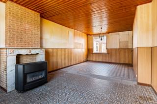 Te renoveren woning gelegen op een perceel van ca. 449 m².Indeling en omschrijving:U betreedt de woning via de inkomhal, die toegang biedt tot de...