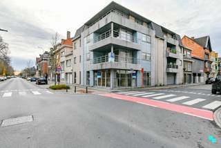 Dit verzorgd tweeslaapkamerappartement van ca. 100 m² (volgens EPC-attest) bevindt zich op de eerste verdieping van residentie <em>Retorica, </em>op een boogscheut van het centrum van Izegem. In de onmiddellijke omgeving vindt u winkels, scholen, sportfaciliteiten en diverse horecazaken. Dankzij de nabijheid van de Rijksweg (N36) en de E403 geniet het appartement bovendien van een uitstekende bereikbaarheid. Indeling: ruime inkomhal met gastentoilet, lichtrijke leefruimte met open geïnstalleerde keuken (voorzien van oven, koelkast, kookplaat, dampkap, spoelbak én vaatwasmachine) en annex de bergruimte met aansluiting voor de wasmachine. Vanuit de leefruimte is het terras van ca. 10 m² te bereiken. Verder beschikt het appartement over twee slaapkamers, die elk rechtstreeks toegang bieden tot de badkamer, voorzien van een douche en wastafel. Tot slot is er een autostaanplaats beschikbaar, verplicht aan te kopen voor 15.000 EUR. CV op aardgas | HR-beglazing, aluminium schrijnwerk | Vliegraam | Voorzien van verlichtingsarmaturen en gordijnen | Camerabewaking in het appartementsgebouw. Contacteer ons voor meer informatie. 051 67 67 57 www.bordes.be