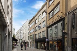 <strong>Tweeslaapkamer appartement aan de Wilde Zee</strong><br /><br />Ontdek dit lichte appartement gelegen aan de Wilde Zee, in het hart van Antwerpen.<br />Een exclusieve en bruisende ligging vol charme en historie.<br />Gelegen tussen de Meir en de Groenplaats, biedt de Lombardenvest een perfecte combinatie van de levendige stad en de kalme straatjes.<br />De autovrije omgeving rondom is gevuld met high-end boetieks, gezellige restaurants en lokale winkels.<br /><br /><span>Indeling</span><br />Het appartement bevindt zich op de tweede verdieping van een kleinschalig gebouw.<br />Via de trap komt men in de ruime woonkamer met gevelbrede ramen.<br />De authentieke parketvloeren en aangename lichtinval dragen bij tot de charme van deze riante leefruimte.<br />Een uitgeruste keuken met toegang tot terras bevindt zich verder op de hal.<br />De badkamer is voorzien van een wastafel en douche.<br />Het gastentoilet is afgescheiden.<br />Helemaal achterin, ver van de straat, bevinden zich de twee ruime slaapkamers.<br /><br /><span>Bijzonderheden</span><br />- EPC B<br />- lage algemene kosten<br />- kelderberging