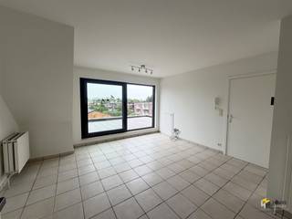 <p><span>Lichtrijk en gezellig appartement (50m²) met 1 slaapkamers, ruim terras NW &amp; kelder gelegen te Berchem </span></p><p><span>Verdieping 3</span></p><p><span>(GEEN LIFT)</span></p><p><span>Indeling: </span></p><p><span>- leefruimte met open keuken op tegels (23m²)</span></p><p><span>- keuken voorzien van nieuw elektrisch vuur en dampkap</span></p><p><span>- slaapkamer (14m²)</span></p><p><span>- badkamer met douchecabine, wc, lavabo en aansluiting wasmachine-droogkast (9m²)</span></p><p><span>- terras noordwest (20m²)</span></p><p><span>- aparte kelderberging (2.6m²)</span></p><p><span><br /><br /></span></p><p><span>EXTRA: VASTE KOSTEN €10/maand (minuterie) gas, elektriciteit en watermeters apart, GEEN LIFT!</span></p><p><span> </span></p>