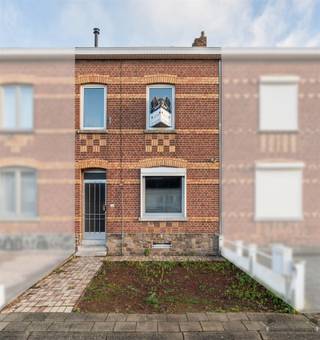 <p><span>Charmante woning met uitstekende prijs-kwaliteit en sterk potentieel in Borgloon</span></p><p><span>In het pittoreske Borgloon, gekend om zijn glooiende landschappen, bloesemroutes en toeristische trekpleisters zoals de </span><span>Doorkijkkerk</span><span>, het </span><span>Fruitbelevingscentrum</span><span> en de uitgestrekte wandel- en fietsroutes door Haspengouw, bevindt zich deze authentieke woning met bijzonder veel mogelijkheden. Een ideale opportuniteit voor zowel eigen bewoning als investering.</span></p><p><span>Met een </span><span>bewoonbare oppervlakte van 115 m²</span><span> op een </span><span>perceel van 146 m²</span><span> biedt deze woning een verrassend ruime indeling. Ze beschikt over </span><span>twee slaapkamers en één badkamer</span><span> en vormt een solide basis voor wie op zoek is naar een betaalbare woning zonder renovatieverplichting. Enkel </span><span>opfriswerken</span><span> zijn aangewezen, waardoor u de woning volledig naar eigen smaak kan aanpassen zonder zware structurele ingrepen.</span></p><p><span>Een absolute troef is de </span><span>aantrekkelijke vraagprijs</span><span>, die deze eigendom bijzonder interessant maakt in de huidige markt. </span></p><p><span>Ook </span><span>investeerders</span><span> vinden hier een uitstekende opportuniteit dankzij de gunstige instapprijs, het beperkte renovatiebudget en het verhuurpotentieel in deze regio.</span></p><p><span>Binnenin leidt de inkomhal naar een praktische en logische indeling. De leefruimte heeft een oppervlakte van 32 m² en loopt door naar de keuken achteraan en biedt nog voldoende ruimte voor een eethoek. </span></p><p><span>Vanuit de keuken heeft u toegang tot de achterzijde van de woning en de tuin.</span></p><p><span>Op de verdiepingen bevinden zich </span><span>twee volwaardige slaapkamers</span><span>, genietend van natuurlijk daglicht. </span></p><p><span>De </span><span>houten trap</span><span> verbindt de verschillende niveaus en brengt je verder naar een </span><span>ruime zolder</span><span>, die tal van mogelijkheden biedt voor uitbreiding of extra kamers.</span></p><p><span>Achteraan bevindt zich een </span><span>private tuin</span><span>, ideaal voor ontspanning of verdere inrichting.</span></p><p><span>Ook op vlak van </span><span>ligging</span><span> scoort deze woning bijzonder sterk. Ze bevindt zich op </span><span>wandelafstand van scholen</span><span>, vlakbij een </span><span>Aldi-supermarkt</span><span>, en geniet van een </span><span>vlotte bereikbaarheid</span><span>. </span></p><p><span>De </span><span>oprit van de E40 ligt op slechts 10 minuten</span><span>, wat zorgt voor een snelle verbinding richting Leuven, Brussel en Luik. </span></p><p><span>Bovendien ligt de woning in een aangename, gevestigde woonomgeving nabij het centrum van Borgloon.</span></p><p><span>Kortom, deze woning combineert </span><span>charme, een correcte prijs, geen renovatieverplichting en een uitstekende ligging</span><span>. </span></p><p><span>Een unieke kans voor starters, handige renovators én investeerders die op zoek zijn naar een rendabele en toekomstgerichte eigendom in het hart van Haspengouw.</span></p><p><span> </span></p><p><span>Voor meer info of een bezichtiging, neem snel contact op met Filip via 0475/86.04.89 of via mail: filip@janssenenjanssen.be</span></p>