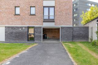 - Appartement spacieux de 3 chambres avec grand hall d'entrée, salon, cuisine séparée, salle de bain avec baignoire, dressing et WC séparé<br />- Terrasse ensoleillée<br />- Belle vue depuis le quatrième étage<br />- Emplacement idéal : 49, avenue des Tulipes, Ypres<br />- Débarras extérieur<br />- Garage spacieux avec porte sectionnelle électrique, inclus dans le prix<br />- PEB avantageux : 125 kWh/m²/an<br />- Pas d'obligation de rénovation<br />- Électricité conforme<br />- Amiante sécurisé<br />- Local à vélos disponible<br />- Prix indicatif : 199.000 € (garage inclus)