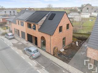 Lot 2  is een halfopen woning - die duidelijk herkenbaar is door het gebogen raam -  waardoor er een autostaanplaats en ook een inpandige...