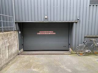 Ruime autostaanplaats op toplocatie in het centrum van Lier en op wandelafstand van het station.De afsluitpoort en garagepoort worden bediend met een...