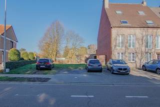 <strong><u>Rustig en toch centraal gelegen projectgrond voor appartementen of andere invulling op 4 aren 7 centiaren in het centrum van Diepenbeek!<br /><br />TROEVEN:</u></strong><br />- Zeer vlot bereikbare locatie in het gezellige Diepenbeek <br />- Perceel van 4 aren 7 centiaren <br />- Invulling naar keuze en te bespreken met de gemeente naar haalbaarheid<br /><br />Dit perceel projectgrond ligt op een interessante locatie in het hart van Diepenbeek, een gezellige gemeente die omgeven wordt door veel groen en zeer goed bereikbaar is. Het perceel ligt op de Europalaan, links van het appartementsgebouw op huisnummer 4. <br /><br />Over het <u>algemeen</u> is er toegelaten: <br />- bouwzone van 20 meter gelijkvloers (op dit perceel is er een <strong>gelijkvloerse bouwzone</strong> van <strong>17 meter</strong> indien je de verplichte afstanden tot aan de perceelsgrenzen respecteert); <br />- bouwzone van <strong>15 meter</strong> op de <strong>verdieping</strong>; <br />- Handelsgelijkvloers is toegestaan (geen verplichte staanplaatsen)<br />- 1e verdiep mag terras op dak gelijkvloers hebben<br />- 2e verdiep bedoeling terras inpandig te maken (minimum 9m² per terras)<br />- afstand van <strong>3 meter tot de achterste perceelsgrens</strong> dient te worden bewaard; <br />- Een gabarit (zijdelingse omtrek van het gebouw) van <strong>3 bouwlagen (gelijkvloers, eerste verdieping en 2e verdieping) met hellend dak</strong> wordt toegestaan<br />- Dakkapel mag maximaal 1/3 van de breedte zijn <br />- 1,3 parking per appartement voorzien<br />- gemiddeld minimum 80m² per entiteit<br />- Vanaf 6 appartementen ondergronds<br /><br /><strong>Idee maximalisatie</strong> (natuurlijk verder uit te werken en bespreken met de gemeente):<br />- Helft gelijkvloers opofferen voor voldoende parking te kunnen creëren<br />- Andere helft gelijkvloers voor handel bewaren (= geen parkeervoorziening van toepassing)<br />- 1e verdiep 2 appartementen<br />- 2e verdiep 2 appartementen<br />- 3e verdiep 1 appartement<br />- Geen verplichting om ondergronds te parkeren<br /><br />De mogelijkheden op dit perceel zijn legio: je kan er een woning, handelsruimte met bovenliggende woongelegenheden of appartementencomplex bouwen. Het RUP Centrum en de daarin opgenomen voorschriften zijn van toepassing (algemene voorschriften en artikel 15 'gesloten bebouwing'): https://download.dsi.omgeving.vlaanderen.be/be.vl.omg.dsi.stukonderdeel.RUP_71011_214_00013_00001.DV.6.Dossierstuk.SV.1_1. <br />Concrete plannen kunnen altijd ter bespreking worden voorgelegd aan de gemeente Diepenbeek om te bekijken of jouw project een haalbaar idee is. <br /><br />Aan de straatzijde is het perceel ongeveer 12,80 meter breed en aan de achterzijde 18,40 meter. Op het diepste punt is het perceel ongeveer 26,70 meter.<br /><br />Wekt deze opportuniteit uw interesse voor een toekomstig project? Laat het Koen weten en verkrijg alle informatie.<br /><br />Tot snel!