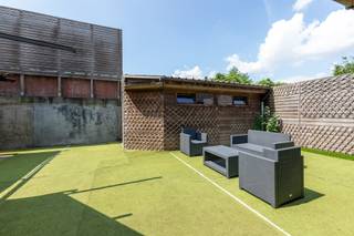 Deze centraal gelegen woning met 5 (!) slaapkamers, dakterras en tuin biedt enorm veel mogelijkheden. De winkelruimte op het gelijkvloers...