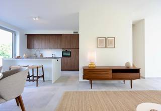 <span>Kom langs op onze Kijkdag <strong>zondag 8 september, tussen 10 en 13u.</strong> </span><span>Welkom zonder afspraak.</span><br />Moderne gesloten <strong>energiezuinige nieuwbouwwoning </strong>(362 m²) met 3 slaapkamers, een carport, staanplaats, handige tuinberging en tuin met oost-oriëntatie. Dankzij de grote, <strong>flexibele zolderruimte </strong>onder het hellend dak is er nog plaats voor een <strong>vierde en eventueel vijfde slaapkamer of hobbyruimte</strong>.<br /><br /><br /><strong>De leefruimte van de woning is dubbel georiënteerd</strong>. Dat betekent dat ze aan de voorkant uitgeeft op het <strong>publieke park</strong>, en aan de achterzijde op je <strong>private tuin</strong>. Binnen en buiten vloeien moeiteloos in elkaar over. <strong>Zalig genieten van al dat groen dus!</strong><br /><br /><strong>Dit huis is uitstekend geïsoleerd en zeer energie-efficiënt</strong>. Een <strong>warmtepomp </strong>en <strong>vloerverwarmingssysteem </strong>creëren altijd een <strong>aangenaam binnenklimaat</strong>, zowel in de zomer als in de winter. En dat heeft natuurlijk een impact op je energiefactuur. Rij je met een elektrische wagen? Dan kan je autostaanplaats of carport voorzien worden van laadinfrastructuur.<br /><br />Meer informatie? Contacteer ons via 014 48 01 62 of check matexi.be/geel-laar.<br /> 