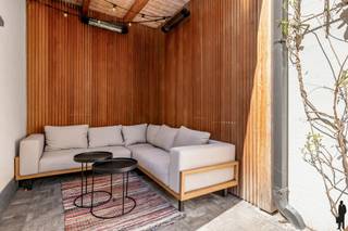 <p><strong>Karaktervolle, volledig gerenoveerde woning met 4 slaapkamers en stadstuin in het hart van Berchem</strong></p>
<p>-- KIJKDAG 3 &amp; 4 APRIL --<br /><br />In de rustige maar centraal gelegen <strong>Guldenvliesstraat 32 te Berchem (2600)</strong> bevindt zich deze stijlvol gerenoveerde woning met een <strong>bewoonbare oppervlakte van ca. 210 m²</strong>. De woning combineert <strong>authentieke elementen</strong> met hedendaags comfort en vormt zo een warme thuis met karakter én kwaliteit.</p>
<p><strong>Authenticiteit en modern wooncomfort in perfecte harmonie</strong><br />Deze woning werd <strong>zeven jaar geleden van A tot Z gerenoveerd</strong>, met respect voor het oorspronkelijke karakter. Originele elementen zoals hoge plafonds, moulures en houten vloeren werden behouden en prachtig geïntegreerd in een modern woonconcept. Het resultaat is een sfeervolle woning die charme en functionaliteit moeiteloos verenigt.</p>
<p><strong>Instapklaar en volledig in orde</strong></p>
<ul>
<li>
<p><strong>Elektriciteit conform</strong></p>
</li>
<li>
<p><strong>EPC-score van 178 kWh/m²/jaar</strong> – energiezuinige woning</p>
</li>
<li>
<p><strong>Asbestveilig</strong><br />U hoeft zich dus geen zorgen te maken over bijkomende investeringen: alles is tot in de puntjes afgewerkt en voldoet aan de huidige normen.</p>
</li>
</ul>
<p><strong>Indeling en wooncomfort</strong><br />Met <strong>vier volwaardige slaapkamers</strong> is er meer dan genoeg ruimte voor een gezin, een thuiskantoor of logeerkamers. De leefruimtes zijn licht en ruim, en via de keuken heeft u toegang tot een <strong>knusse stadstuin/koertje</strong> – ideaal voor een koffiepauze in de zon of een gezellige barbecue.</p>
<p><strong>Extra troeven</strong></p>
<p><strong>- Fietslift aanwezig</strong> – handig én uniek in deze buurt<br />- Zeer centrale ligging: winkels, scholen, horeca en openbaar vervoer op wandelafstand<br />- Goed bereikbaar met de wagen en fiets<br />- Domotica aanwezig<br /><br /><strong><br />Bent u op zoek naar een instapklare woning vol charme en karakter in een bruisende maar rustige buurt? Dan is deze woning zeker een bezoek waard.</strong></p>