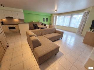 Ruim en instapklaar appartement van 90 m² gelegen in het rustige en gegeerde Oostende-Mariakerke.Bij het betreden van het appartement komt u in de inkomhal, voorzien van een praktische vestiaire en een apart gastentoilet. De lichtrijke en ruime leefruimte sluit naadloos aan op de open keuken, wat zorgt voor een aangename en open woonbeleving.Verder beschikt het appartement over een badkamer uitgerust met een ligbad en lavabo, evenals een grote en een kleine slaapkamers die tal van mogelijkheden bieden.Dit appartement is momenteel verhuurd op lange termijn, wat het ook bijzonder interessant maakt als investering met onmiddellijk rendement. Een ideale opportuniteit voor zowel investeerders als wie op zoek is naar een ruim appartement aan de kust.Interesse? Neem gerust contact op voor meer informatie of om een bezoek in te plannen.