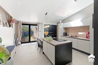 [[ DIT PAND NEEMT DEEL AAN DE ERA OPEN HUIZEN DAG OP 13/6 VAN 11:00 TOT 12:00 ]]
<p><strong>TE KOOP: Instapklare woning met tuin in Heuvelland</strong>, gelegen in de Bassevillestraat 8. Deze woning combineert een gunstig EPC met een centrale ligging en een recente renovatie.</p>

<p> </p>

<p>Het huis bevindt zich op wandelafstand van winkels, scholen en openbaar vervoer. Dankzij de renovatie geniet u van een frisse, instapklare woning met een efficiënte indeling.</p>

<p> </p>

<p>Belangrijkste ruimtes:<br />• Gezellige woonkamer met natuurlijke lichtinval.<br />• Eetkamer aansluitend op de woonkamer.<br />• Keuken met praktische indeling.<br />• Twee comfortabele slaapkamers.<br />• Badkamer<br />• Kelder<br />• Inkomhal<br />• Zolderruimte<br />• Tuin</p>

<p> </p>

<p>Troeven:<br /><strong>• Gunstig EPC voor lagere energiekosten.<br />• Centrale ligging in het hart van Heuvelland.<br />• Recent gerenoveerd en instapklaar.</strong></p>

<p> </p>

<p>Neem vandaag nog contact op met uw ERA-makelaar voor een bezoek.</p>

<p> </p>

<p>JOUW DROOMHUIS. ZO GEVONDEN!</p>