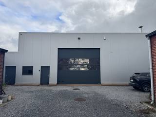 Dit unieke magazijn van 420 m² is nu beschikbaar voor verhuur. Het pand beschikt over een indrukwekkende vrije hoogte van 6 meter en is voorzien van twee sectionale poorten voor een vlotte logistiek.Een groot pluspunt is de extra, afgesloten buitenruimte van 575 m², ideaal voor opslag, parkeren of manoeuvres. Het gehele terrein is afsluitbaar met een automatische poort voor maximale veiligheid.*Magazijn: 420 m² (vrije hoogte 6 m)*Buitenruimte: 575 m² (afgesloten)*Parkeren: 2 inbegrepen parkeerplaatsen*Faciliteiten: Sanitaire voorzieningen en een apart bureau/kantoorruimte *Nutsvoorzieningen: Aparte elektriciteitsteller. Water wordt voorzien via een regenput van 15.000 liter (geen stadswater).*Verwarming: Momenteel geen verwarming, maar de mogelijkheid tot installatie is aanwezig.Voorwaarden:* Huurwaarborg van 3 maanden.* Onroerende voorheffing wordt doorgerekend aan de huurder.Neem contact met ons op voor meer informatie of om een bezoek in te plannen. Mis deze kans niet!