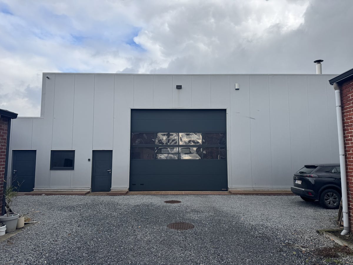Magazijn (420m²) met ruime buitenoppervlakte (575m²) - foto 1