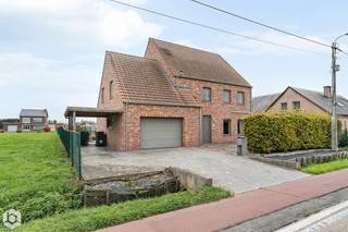In Onze-Lieve-Vrouw-Waver bevindt zich deze prachtige villa, waar landelijk wonen en een vlotte bereikbaarheid perfect samengaan. Dankzij de gunstige ligging bevinden belangrijke invalswegen, scholen, winkels en andere voorzieningen zich op korte afstand. Het zuidoostelijk georiënteerde perceel van maar liefst 1.500 m² biedt volop ruimte om in alle rust en privacy te genieten.<br />Op het gelijkvloers verwelkomt de inkomhal u met een apart gastentoilet en een praktische berging. De ruime woonkamer sluit naadloos aan op de open keuken en biedt een prachtig uitzicht op de fraai aangelegde tuin. Hier vormen de verschillende terrassen, het zwembad en het poolhouse de ideale setting om heerlijk te ontspannen en te genieten van het landelijke uitzicht.<br />De eerste verdieping omvat een nachthal, vier ruime slaapkamers en een comfortabele badkamer met ligbad, douche en dubbele lavabo, aangevuld met een apart toilet. De master bedroom beschikt bovendien over een eigen dressing. Op de tweede verdieping vindt u nog een ruime slaapkamer en een extra berging met zolderruimte.<br />Ook op energetisch vlak biedt deze villa interessante troeven, dankzij de aanwezigheid van zonnepanelen en een nieuwe warmtepomp. Zo combineert deze ruime gezinswoning hedendaags wooncomfort met een prachtige buitenomgeving en een uitstekende bereikbaarheid.<br />Voor informatie en/of een bezichtiging, bel Bob 0476/098485 of bezoek onze website www.Boonstravastgoed.be