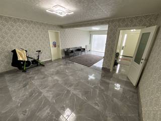 Welkom in het hart van Wevelgem, waar deze ruime en uitnodigende woning op u wacht. Met een bewoonbare oppervlakte van 215m² en een royaal perceel van 618m², biedt deze woning voldoende ruimte en comfort voor een gezin. Bij binnenkomst wordt u begroet door een stijlvolle hal die leidt naar de ruime woon- en eetkamer, die baadt in natuurlijk licht dankzij de grote ramen. De moderne, volledig uitgeruste keuken biedt directe toegang tot het terras. De vier comfortabele slaapkamers bieden genoeg plek voor het hele gezin, met de mogelijkheid om een kamer om te toveren tot een thuiskantoor of hobbyruimte. De badkamer is voorzien van moderne faciliteiten en zorgt voor het nodige comfort. Buiten vindt u een grote tuin. De garage biedt extra opslagruimte en veiligheid voor uw voertuig. Dichtbij alle voorzieningen, scholen en openbaar vervoer. Woning zit NIET onder de renovatie plicht!