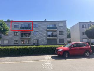 Dit verzorgd appartement biedt een mooie combinatie van ruimte en comfort. Met drie volwaardige slaapkamers, een balkon en deels voorziene rolluiken is dit de ideale woonst voor wie op zoek is naar een praktisch en instapklaar appartement. De garagebox achteraan op het terrein biedt ruimte voor uw voertuig of andere spullen.<br /><br />=> Ligging<br />Het appartement geniet van een centrale maar rustige ligging in Hamont. Winkels, scholen, horeca en het station bevinden zich op korte afstand, waardoor alle dagelijkse voorzieningen vlot bereikbaar zijn. Bovendien ligt het prachtige Stadspark met zijn wandel- en recreatiemogelijkheden vlakbij. Dankzij de groene omgeving en de nabijheid van de Nederlandse grens combineert deze locatie rust met een uitstekende bereikbaarheid.<br /><br />=> Tweede verdieping<br />- Inkomhal<br />- Lichtrijke leefruimte met tegelvloer<br />- Ingerichte keuken voorzien van inductiekookplaat, afzuigkap, oven, microgolfoven, koelkast, vaatwasser en spoelbak<br />- Drie slaapkamers voorzien van laminaatvloer<br />- Badkamer met douche, enkele wastafel en aansluiting voor wasmachine en droogkast<br />- Balkon aan de voorzijde met zicht op bibliotheek en klooster<br /><br />=> Terrein achter<br />- Afgesloten garagebox