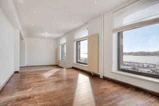 Dit ruime appartement combineert veel natuurlijk lichtinval met een uniek Scheldezicht via de grote raampartijen. Het 2-slaapkamerappartement van...