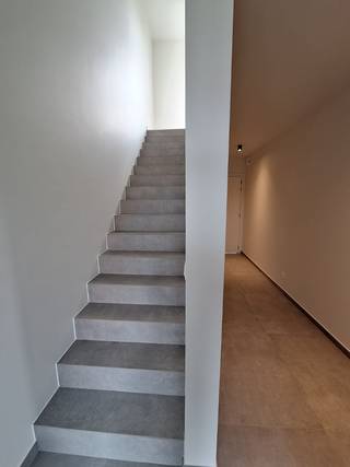 Moderne energiezuinige nieuwbouwwoning te Lummen.<br /><br />Deze halfopen bebouwing is volledig INSTAPKLAAR, zo is ze volledig geschilderd en voorzien van verlichtingsarmaturen. Tevens is er alle modern comfort aanwezig.(o.a. zonnepanelen)<br /><br />De woning heeft een bewoonbare oppervlakte van +/- 150m² en bestaat uit drie slaapkamers, een ingerichte open keuken en badkamer(met inloopdouche), living en een berging. Er zijn ook twee aparte toiletten aanwezig.<br /><br />De tuin is fraai aangelegd voorzien van een tuinhuis en een ruim zonneterras. Tot slot is er ook voldoende parkeergelegenheid om verschillende wagens te stallen.