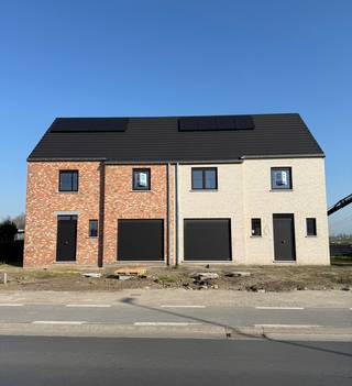 Hectaar bouwt twee halfopen woningen in Wingene. Deze zijn uitgerust met een lucht-water warmtepomp, wat resulteert in een aanzienlijk lagere energierekening en een duurzame woonomgeving. <br />De woningen worden gebouwd op een perceel van 6a13ca (lot 01) en 5a44ca (lot 02) en bieden een bewoonbare oppervlakte van 154,36m². Dankzij de doordachte indeling, grote ruimtes en lichtrijke leefomgeving geniet u hier van maximaal wooncomfort. <br /><br /><strong>Extra troeven van de woningen:</strong>
<ul>
	<li>Op een steenworp van het centrum</li>
	<li>Vloerverwarming in combinatie met lucht-water warmtepomp</li>
	<li>3 volwaardige slaapkamers</li>
	<li>Inpandige garage voorzien van een elektrische garagepoort</li>
	<li>Inclusief schilderwerk en verlichting</li>
	<li>Laminaat in de nachthal en slaapkamers</li>
	<li>Ruime percelen voorzien van omheining en een volledig aangelegde tuin (oprit, terras, grasmatten)</li>
</ul>
Graag meer informatie?<br />Neem contact met ons op voor meer informatie of plan een afspraak in voor een bezichtiging. 