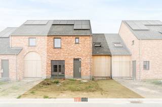 Ontdek het idyllische Ruiselede – de perfecte plek om te wonen!<br />Droom je van een woning waar rust en natuur samenkomen? Zoek dan niet verder dan Ruiselede! Deze prachtige gemeente is gelegen in het schilderachtige hart van West-Vlaanderen en biedt een unieke levensstijl voor iedereen die op zoek is naar de perfecte plek om te wonen.<br />Ruiselede staat bekend om zijn groene omgeving en adembenemende landschappen. Hier kun je genieten van eindeloze wandelingen en fietstochten door schilderachtige velden en bossen. Met een overvloed aan groene ruimtes en parken is Ruiselede de ideale plek voor gezinnen, sportliefhebbers en natuurliefhebbers.<br />Naast de natuurlijke schoonheid biedt Ruiselede ook een bruisend dorpsleven. Het centrum van de stad heeft een breed scala aan winkels, openbaar vervoer en andere voorzieningen en vrijetijdsbestedingen, er valt altijd wel iets te beleven voor jong en oud.<br />Bovendien is Ruiselede ook zeer gunstig gelegen. Met goede verbindingen naar nabijgelegen steden zoals Brugge, Kortrijk en Gent, alsook naar de kust, kunt u genieten van het beste van beide werelden – de rust en schoonheid van het platteland en de bruisende stedelijke ervaring binnen handbereik.<br />De energiezuinige woningen zijn niet alleen van een hoge kwaliteit, maar bieden ook minstens 3 slaapkamers en een slimme indeling. Daarnaast hebben ze allemaal een mooie privétuin en een handige inpandige garage.<br />De buitenschil van de woningen werd bepaald en kan niet worden veranderd. Echter, voor de binnenafwerking heeft u de mogelijkheid om uw eigen keuzes te maken. Dit omvat zaken zoals de vloer- en wandtegels, sanitaire toestellen, binnendeuren en -trappen,…<br />U kunt uw persoonlijke smaak en stijl laten zien door te kiezen voor afwerkingen die bij u passen en de sfeer en functionaliteit van de ruimtes compleet maken. Door deze personalisatiemogelijkheden kunnen bewoners zich echt thuis voelen in hun nieuwe woning !<br /><br />De vermelde prijzen zijn voor een afgewerkte woning volgens lastenboek (excl. kosten).<br /><br />Interieurfoto's zijn van de modelwoning - ter illustratie!<br />Meer info en/of een plaatsbezoek, neem gerust contact op 0470 50 50 50 of info@futurimmo.be !