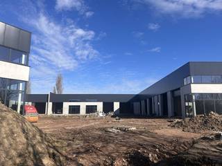 Moderne, kwalitatieve KMO-unit op de voormalige Sega-Meat site aan de Ricksteenweg 23B. Strategisch gelegen nabij de N50 en E403, midden in de regio Torhout-Tielt-Roeselare.Specificaties:- Oppervlakte: ca. 144 m²- Parkeren: 1 privatieve staanplaats inbegrepen (P14)- Toegang: Geïsoleerde elektrische sectionaalpoort met afzonderlijke loopdeur.- Lichtinval: Voorzien van 2 raampartijen en een lichtstraat voor veel natuurlijk licht.- Vrije hoogte: Ca. 6,5 tot 7 meter.- Technieken: Individuele aansluitingen voor water en elektriciteit (3f400V-40A).- Staat: Nieuwbouw in casco conditie- Zonnepanelen aanwezigBestemming:- Ideaal voor ambacht, opslag, KMO-activiteiten of B2B-groothandel.(Geen autonome kantoren, horeca of B2C toegestaan).Financieel:- Excl. btw - Onroerende voorheffing ten laste van de huurder- Syndic: Maandelijks voorschot van € 50 voor gemeenschappelijke kosten.Interesse in deze nieuwe uitvalsbasis? Contacteer ons voor meer informatie of een bezoek ter plaatse!