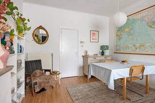 <p><span>Gelegen aan de Olympiadelaan in Antwerpen bevindt zich dit aangename appartement, in een vlot bereikbare buurt met winkels, openbaar vervoer en belangrijke invalswegen in de nabije omgeving.</span></p>
<p><span>Via de inkomhal betreden we vooraan de lichtrijke woon- en leefruimte op laminaatvloer. De grote raampartijen zorgen hier voor een aangename natuurlijke lichtinval. De huidige kleurrijke en speelse inrichting geeft het geheel bovendien een warme en eigenzinnige uitstraling en toont meteen de mogelijkheden van de ruimte.</span></p>
<p><span>Aansluitend bevindt zich de keuken op tegelvloer, uitgerust met een keramische kookplaat, oven en koelkast. Indien gewenst is hier eveneens een aansluiting voor een wasmachine voorzien.</span></p>
<p><span>Naast de keuken bevindt zich de badkamer, uitgerust met een ligbad, enkele wastafel en toilet.</span></p>
<p><span>Achteraan vinden we de bijzonder ruime slaapkamer. Dankzij de ligging aan de achterzijde van het gebouw geniet deze kamer van de nodige rust en een aangenaam groen uitzicht over de achterliggende tuinen.</span></p>
<p><span>Een fijne woonplek voor wie op zoek is naar een ruim en lichtrijk appartement met een vlotte verbinding naar het centrum van Antwerpen.</span></p>