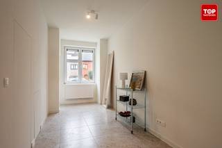 Deze tot in de puntjes gerenoveerde woning is gelegen in een rustige straat. Een van de troeven is de achteringang met garage voor een auto en...