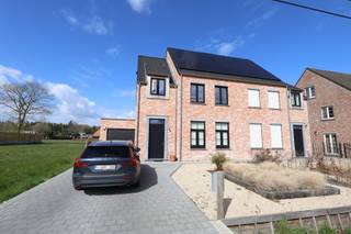 EEN RUIME NIEUWBOUWWONING MET TERRAS, TUIN EN GARAGE.INDELINGGELIJKVLOERSInkomhal met trap naar de verdieping, berging onder de trap met aansluiting...