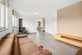 Op een uitstekende locatie in de Deliestraat, nabij het centrum van Balen bevindt zich dit verzorgde en lichtrijke <strong>2-slaapkamerappartement</strong>. Dankzij de <strong>instapklare</strong> <strong>staat</strong>, aangename <strong>lichtinval</strong> en <strong>praktische indeling</strong> geniet je hier meteen van een comfortabele woonomgeving. Tegelijkertijd geniet je in het appartement van de nodige rust en privacy.
<ul><li><strong>Indeling</strong>: Inkomhal, apart toilet, slaapkamer 1 met badkamer, berging/wasplaats, slaapkamer 2, woonkamer, bureau, keuken, terras, ondergrondse autostaanplaats</li></ul>
Troeven:
<ul><li>Zeer energiezuinig EPC: B</li><li>Gezellig terras</li><li>Instapklaar met veel lichtinval</li><li>Screens aan zuidkant en zonneluifel op het terras aanwezig </li><li>2 slaapkamers waarvan 1 met badkamer ensuite</li><li>Ingebouwde kasten </li><li>Ruime ondergrondse autostaanplaats</li><li>Centrale ligging in centrum van Balen </li><li>Bereikbaar via lift</li></ul>
Een ideaal appartement voor wie comfortabel en centraal wil wonen in Balen.