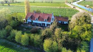 Charmante hoeve met tal van mogelijkheden gelegen tussen Oostende-GistelDroom je van landelijk wonen met karakter en potentieel? Deze authentieke...