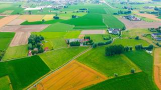 Een project met gigantisch potentieel door een grondopp van ca. +/- 15.000m² met mogelijkheid om nog een extra hectaren mee aan te kopen. <br /><br />Een belangrijk voordeel van deze eigendom is dat de functiewijziging reeds is ingediend en de gronden vrij zijn van pacht. <br /><br />De eigendom omvat op heden:<br />- woonhuis met gelijkvloers, eerste verdieping/zolder<br />- Zeer ruime bijgebouw<br /><br />Wil je een afspraak vastleggen of wens je meer info over deze hoeve? <br />Neem dan contact met Jeroen Taillieu - 0493 25 14 33 of via jeroen.taillieu@dewaele.com<br /><br />Bestuursmaatregelen in het maatregelenregister: nee<br /><br />Deze AI-visualisaties zijn bedoeld als inspiratie. Er werd geen rekening gehouden met technische specificaties, stedenbouwkundige voorschriften of de concrete mogelijkheden tot realisatie.