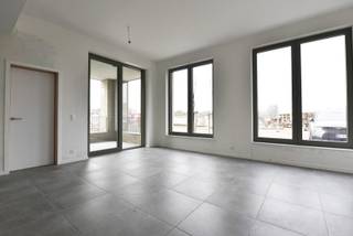 Dit moderne gelijkvloers appartement is rustig gelegen aan het park en de zeilplas Galgenweel, en bevindt zich tegelijk op een boogscheut van het centrum van Antwerpen. In de nabije omgeving vindt u winkels, scholen en openbaar vervoer.<br /><br />Het appartement is voorzien van een tegelvloer, bestaat uit een ruime woonkamer met ingerichte open keuken met kasten en inbouwtoestellen, waaronder een dampkap, elektrische kookplaat, spoelbak, vaatwasser, oven en koelkast. Verder beschikt het appartement over één slaapkamer met aansluitend een ingerichte badkamer met lavabomeubel en inloopdouche, een apart toilet en een praktische berging met aansluiting voor wasmachine en droogkast. Het aangename terras is toegankelijk vanuit zowel de woonkamer als de slaapkamer. Bij het appartement hoort een autostaanplaats in parking Yade, die inbegrepen is in de huurprijs. Daarnaast is er een gemeenschappelijke fietsenberging aanwezig.<br />De nutsvoorzieningen zijn individueel. De gemeenschappelijke kosten bedragen € 80 per maand.<br /><br />Beschikbaar vanaf 01/01/2027.<br />EPC: 68 kWh/m²