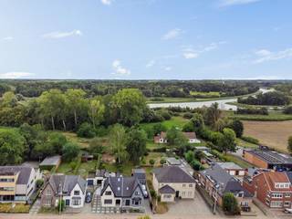 Instapklare half open bebouwing op een prachtig perceel van 658 m², bestaande uit: inkomhal met apart toilet en handenwasser, charmante woonkamer op parket; volledig ingerichte leefkeuken met werkblad in natuursteen en voorzien van alle toestellen; handige en zeer ruime bijkeuken met aansluiting voor wasmachine en zonnige veranda. Op de verdieping zijn er 2 volwaardige slaapkamers, een ruime overloop met plaats voor bureau en een badkamer voorzien van douche, ligbad en lavabomeubel. De garage werd ingericht als atelier en biedt diverse mogelijkheden. Tevens beschikt de woning nog over een droge kelder, grote oprit en een mooie tuin met ideale zuid - oost oriëntatie en zicht op natuurgebied. Deze woning werd in 2015 zeer grondig vernieuwd (dak, gevels, ramen, verwarming, keuken, badkamer,...). Centrale verwarming op aardgas, ramen in PVC schrijnwerk met dubbele beglazing en zonneboiler aanwezig. EPC: 341 kWh/m². Beschikbaarheid te bespreken.